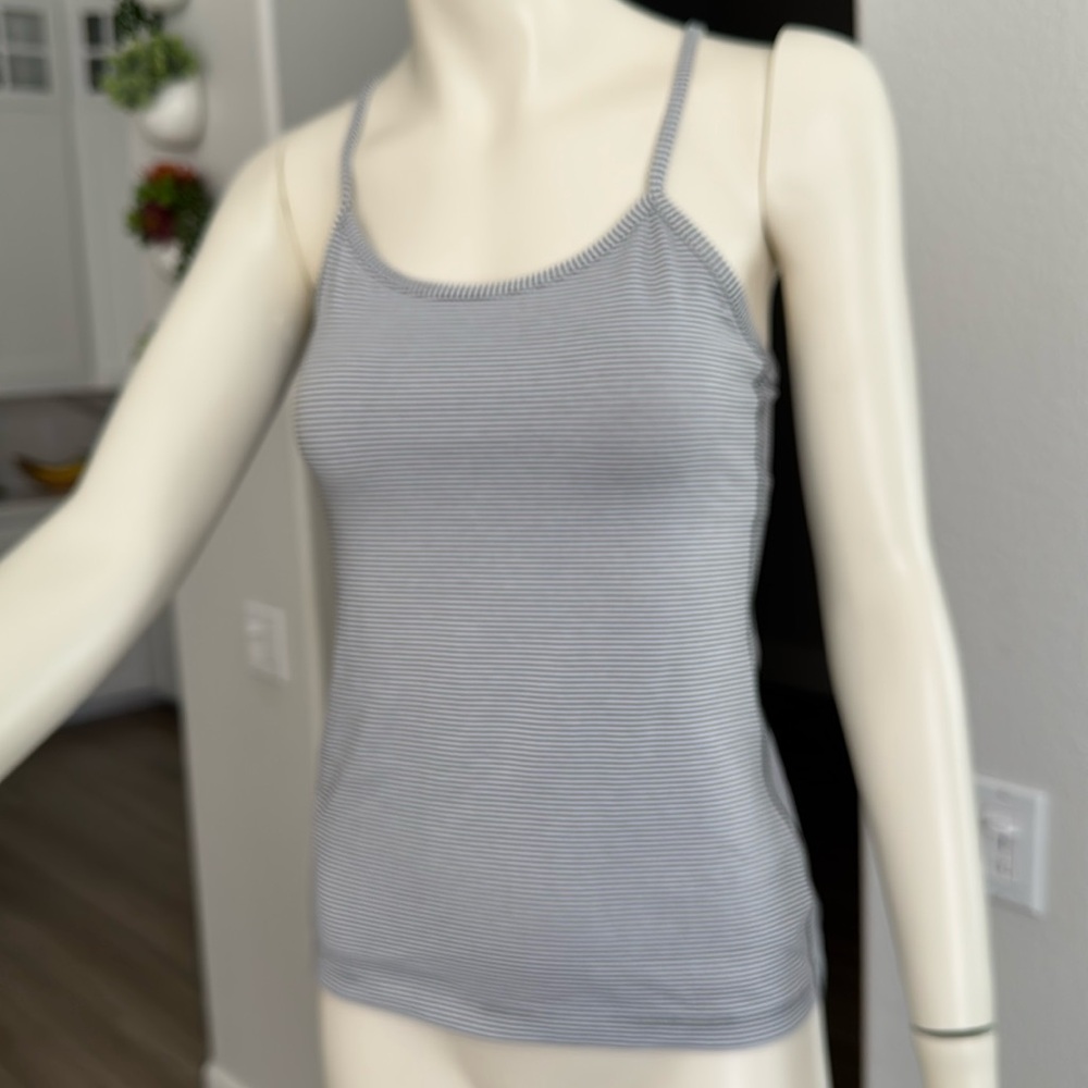 Lululemon workout top with built-in shelf bra 6